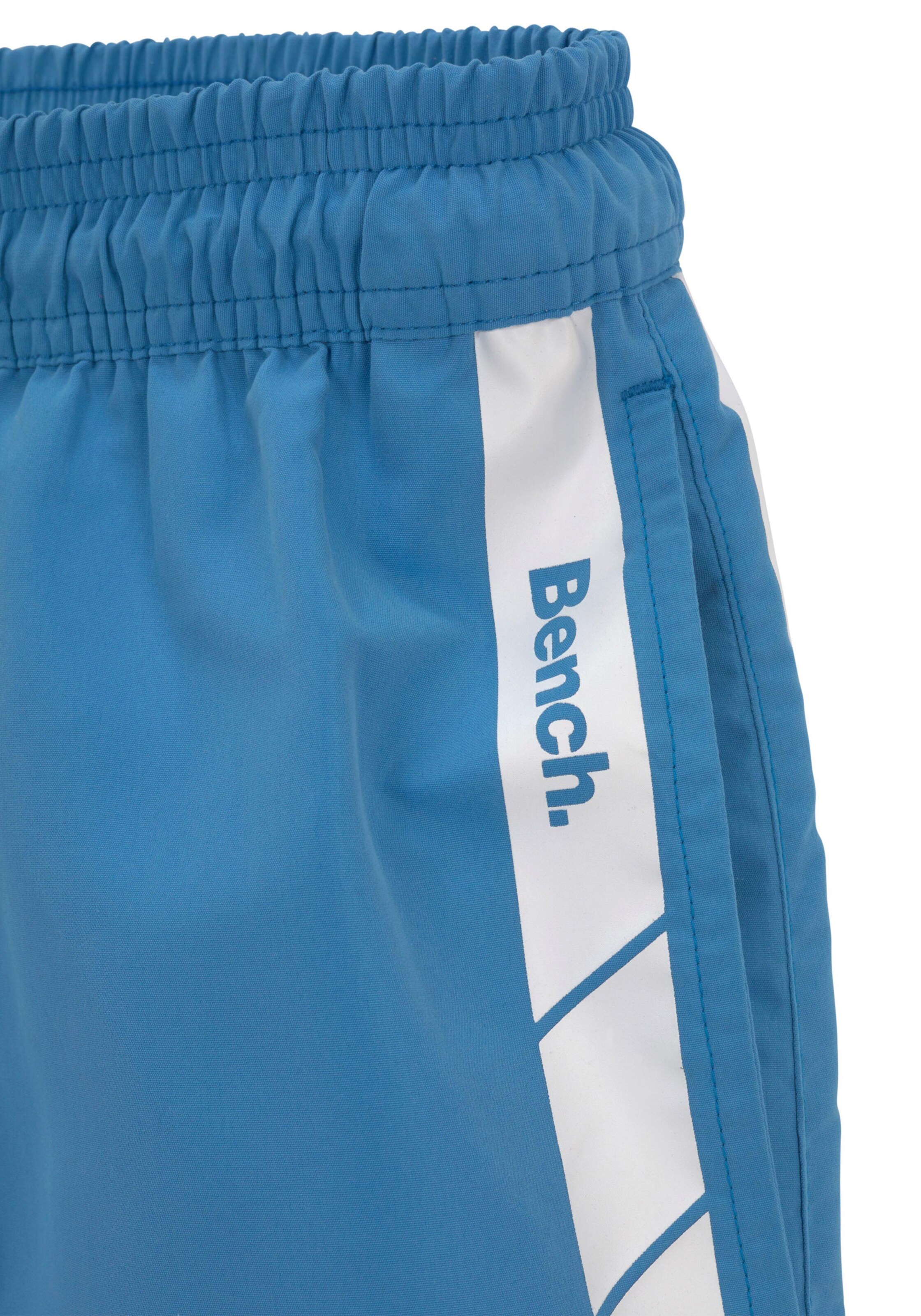 Bench. Badeshorts in blau
