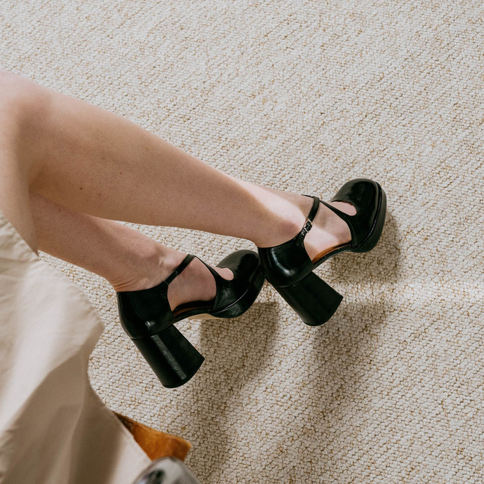 Babies à talons et brides croisées  en cuir brillant noir