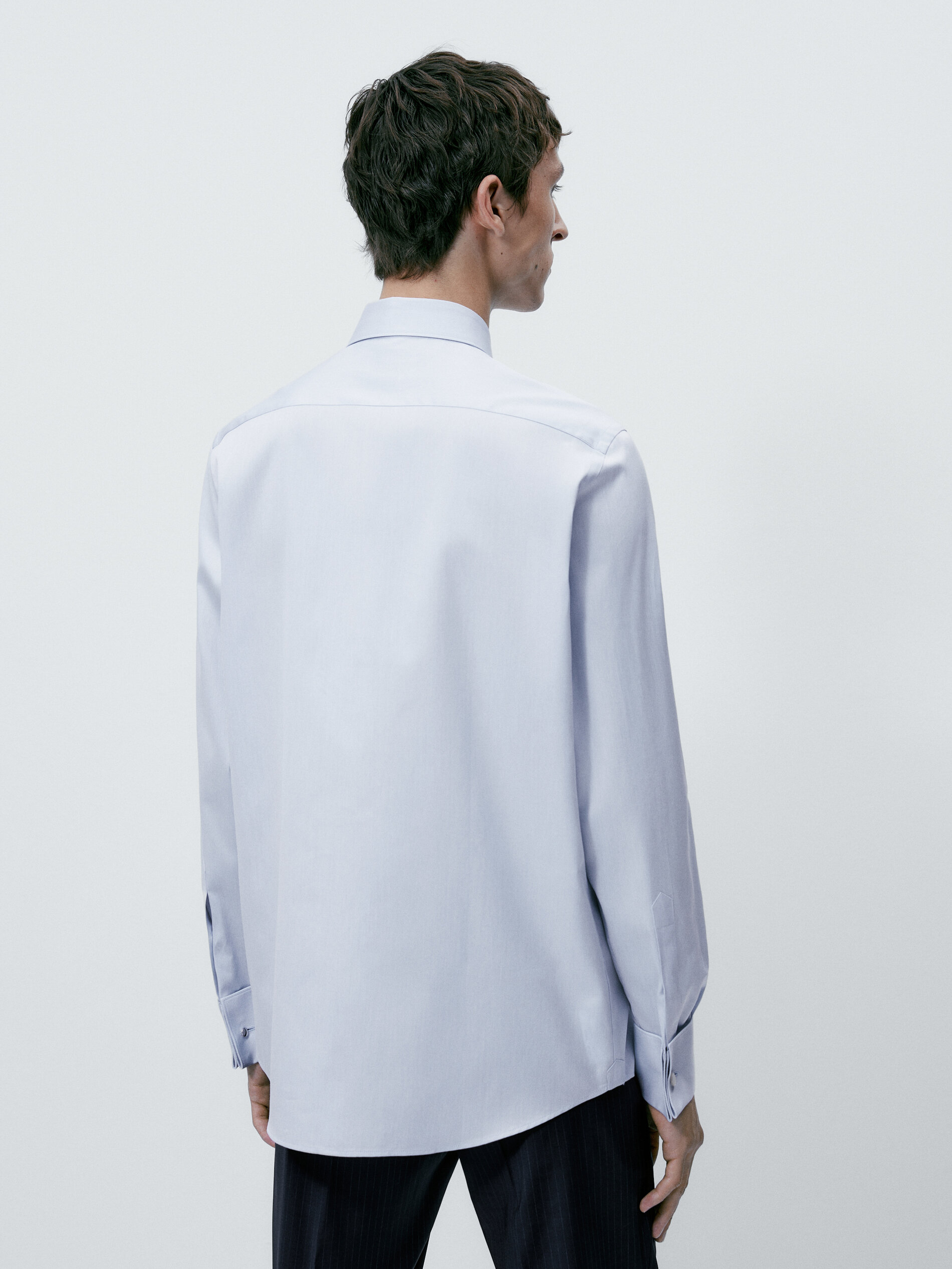 Camisa de corte regular com punho duplo - AZUL CLARO