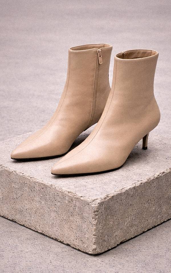 Bottines À Bout Pointu En Synthétiquecuir Avec Talon Aiguille Bas
