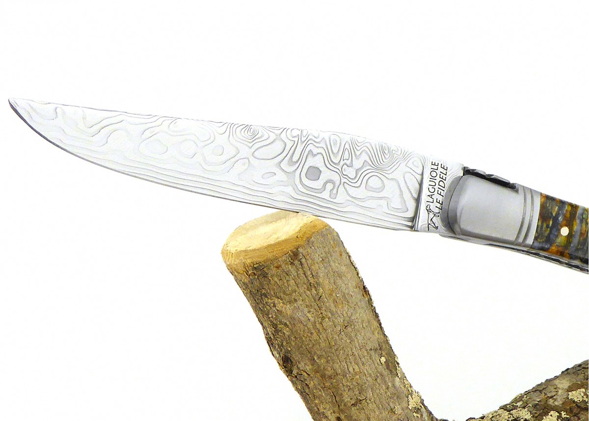 Couteau Laguiole avec un manche en Molaire de Mammouth teintée doré