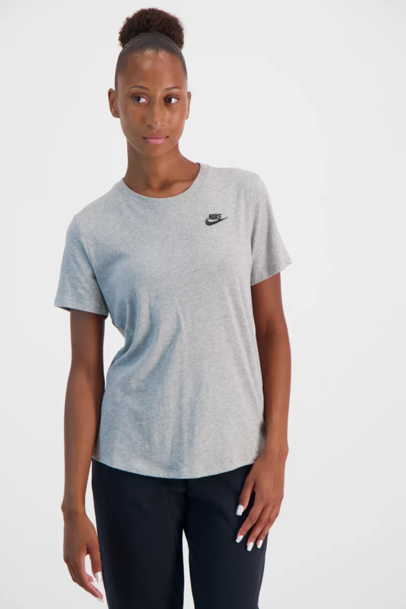 Nike Sportswear Club Essentials Damen T-Shirt
