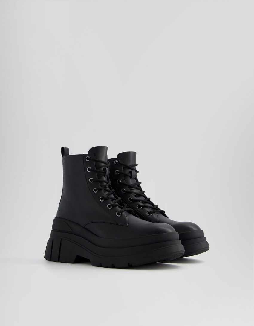 Botas de cano curto com cadarço e sola tamanho XL.