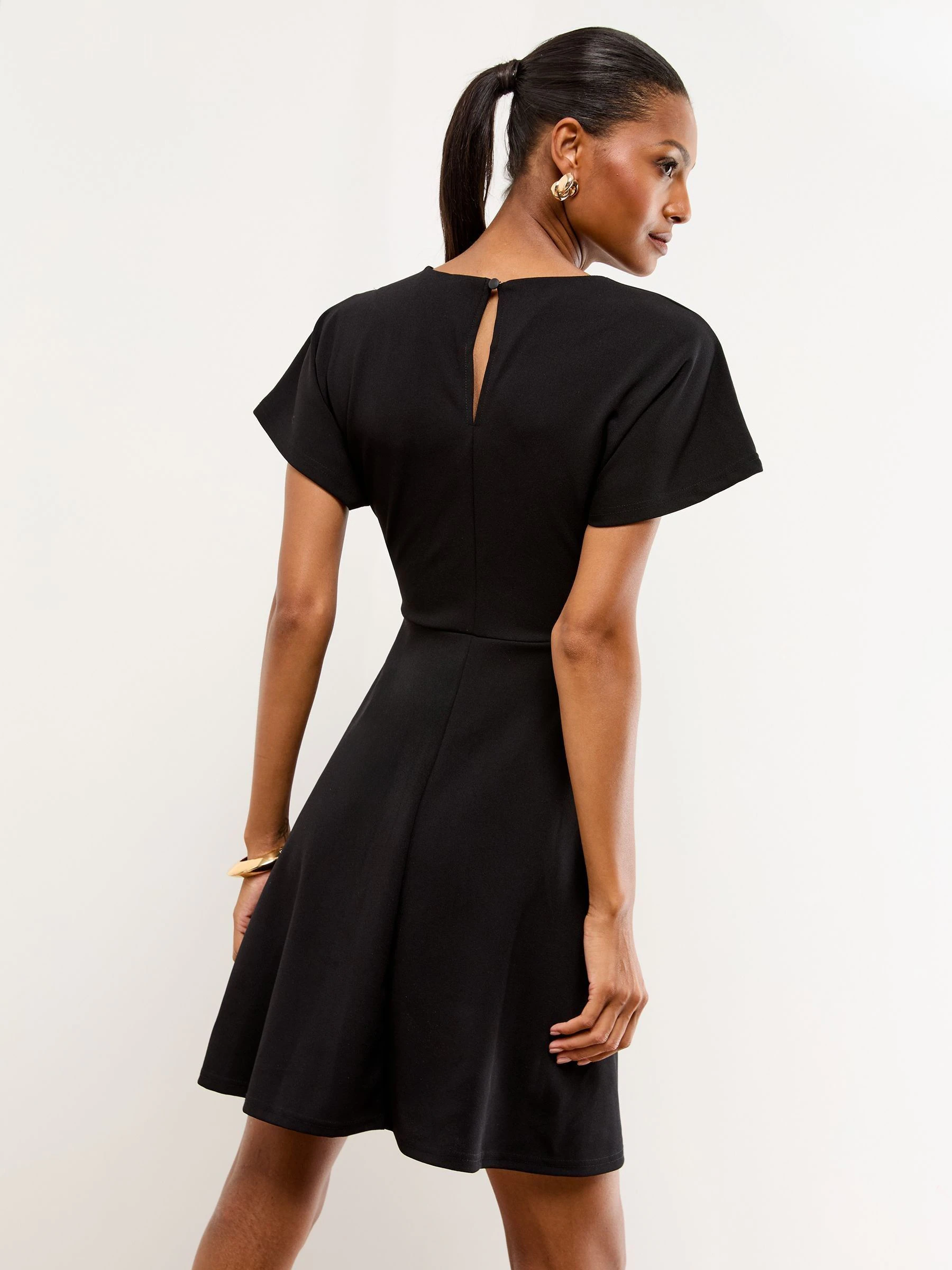 Zwart - Lipsy miniskaterjurk met hardwaredetail
