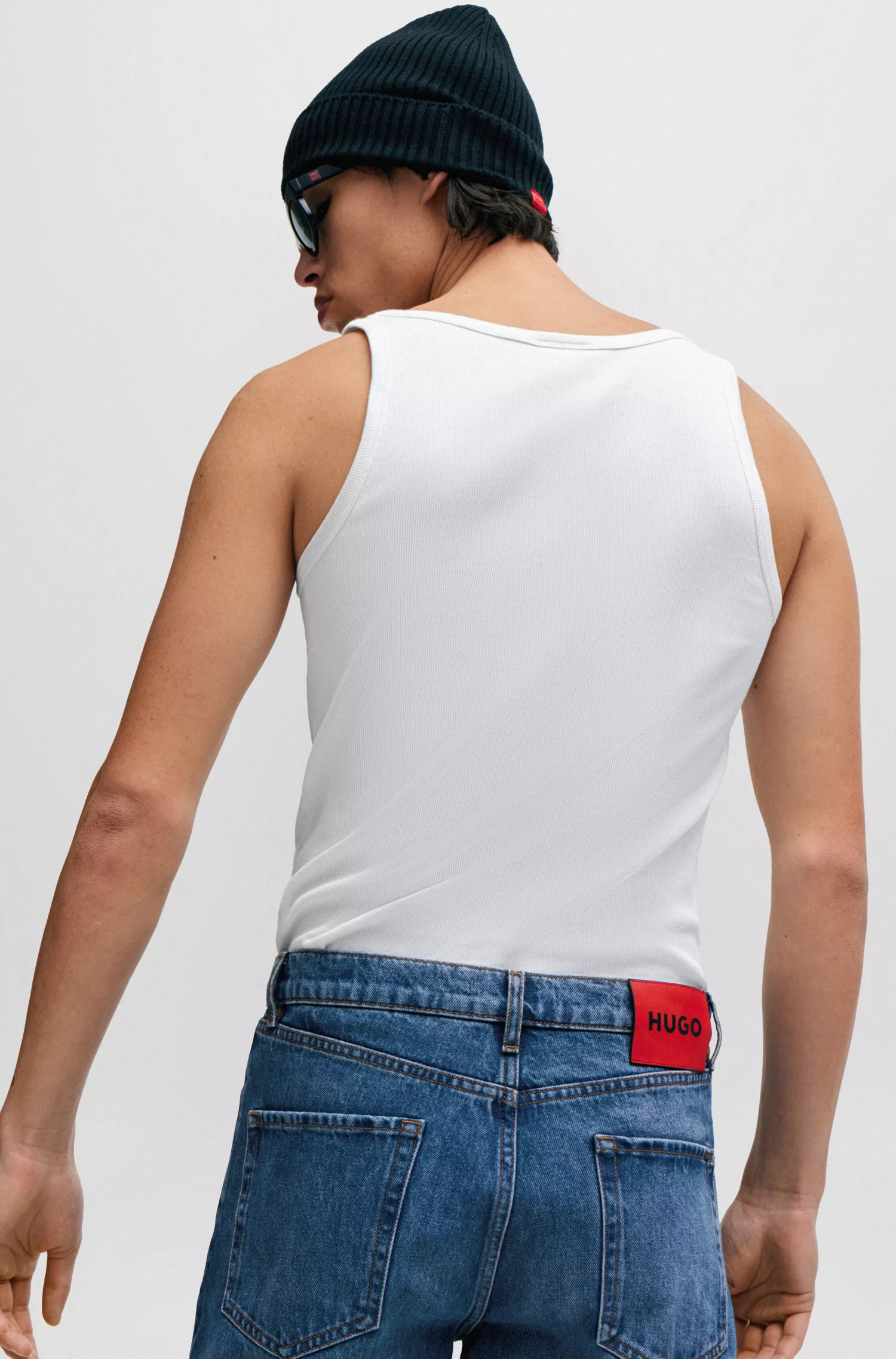 Calça jeans HUGO vermelha, corte regular, em denim rígido azul.