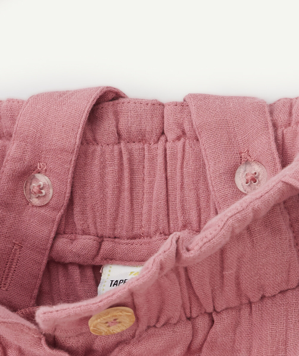 LE PANTALON ROSE EN COTON AUX BRETELLES AMOVIBLES ET FLEURS