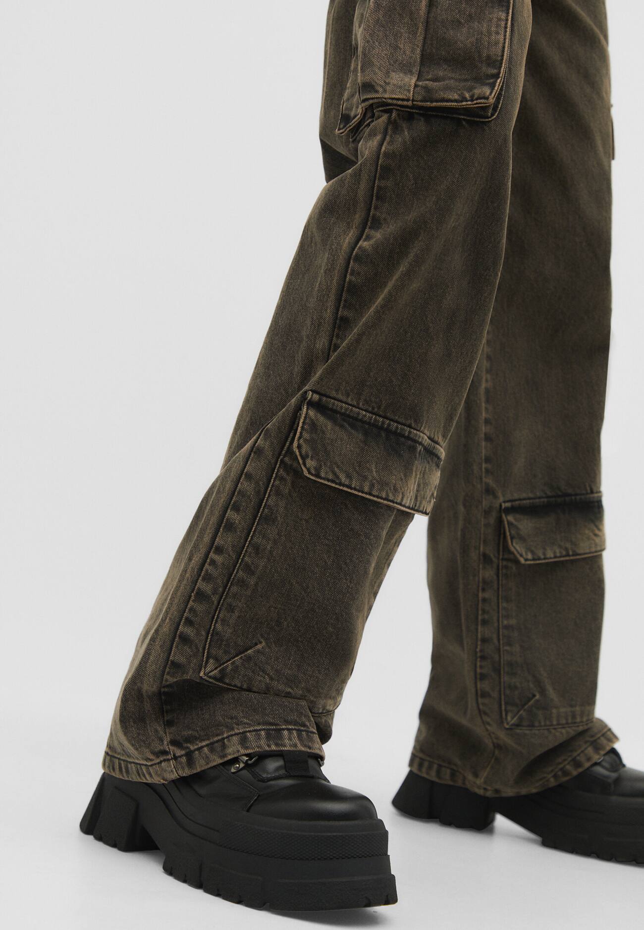 Calça jeans com vários bolsos
