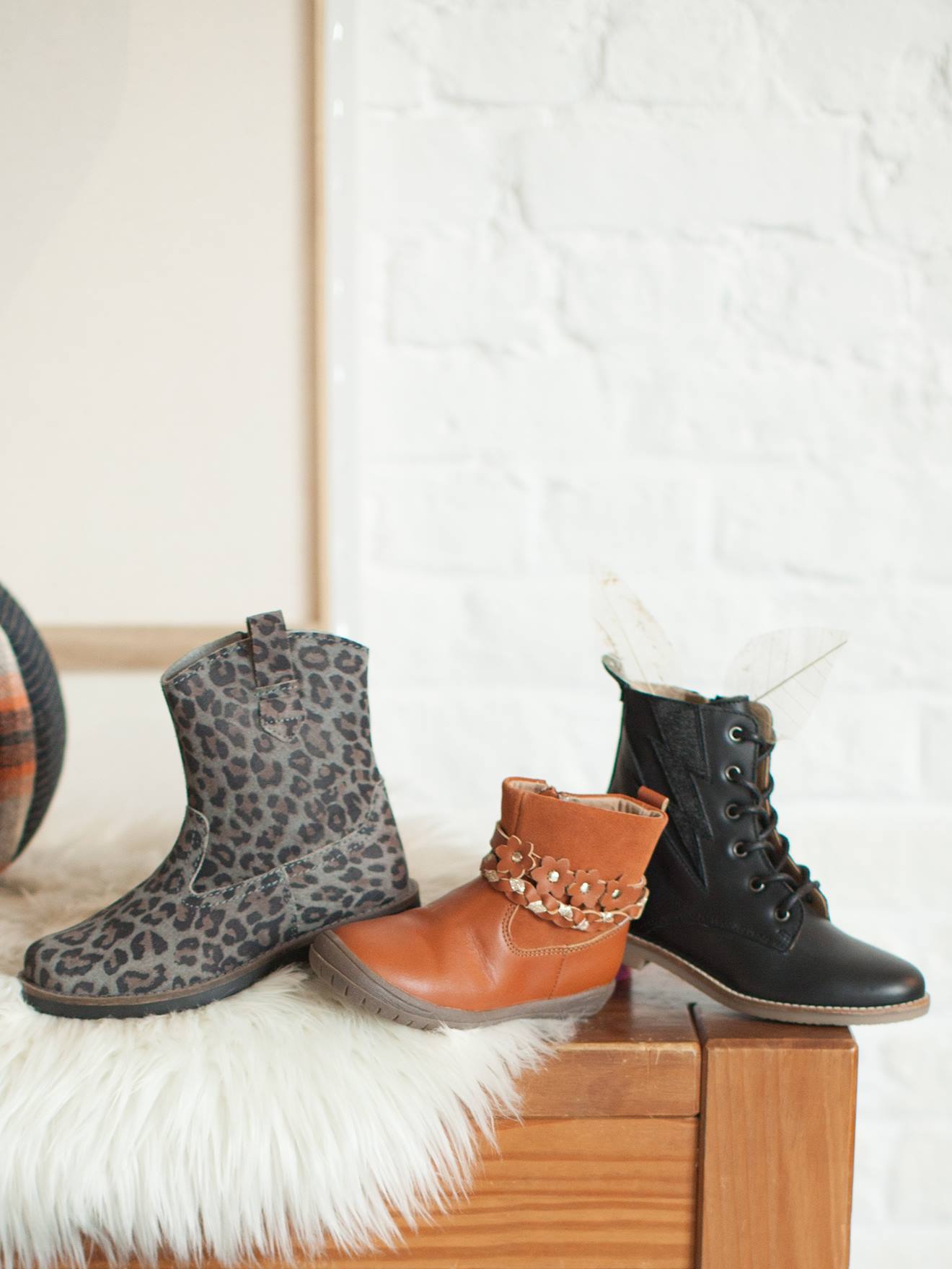 Botas de cano curto em couro com cadarço e zíper, para meninas, cor preta lisa.