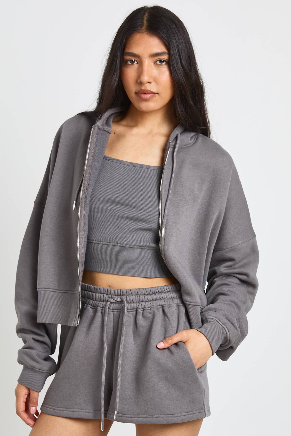 boohoo Ensemble De Survêtement 3 Pièces Grande Taille Avec Ourlet Profond, Veste Zippée Courte Et Short