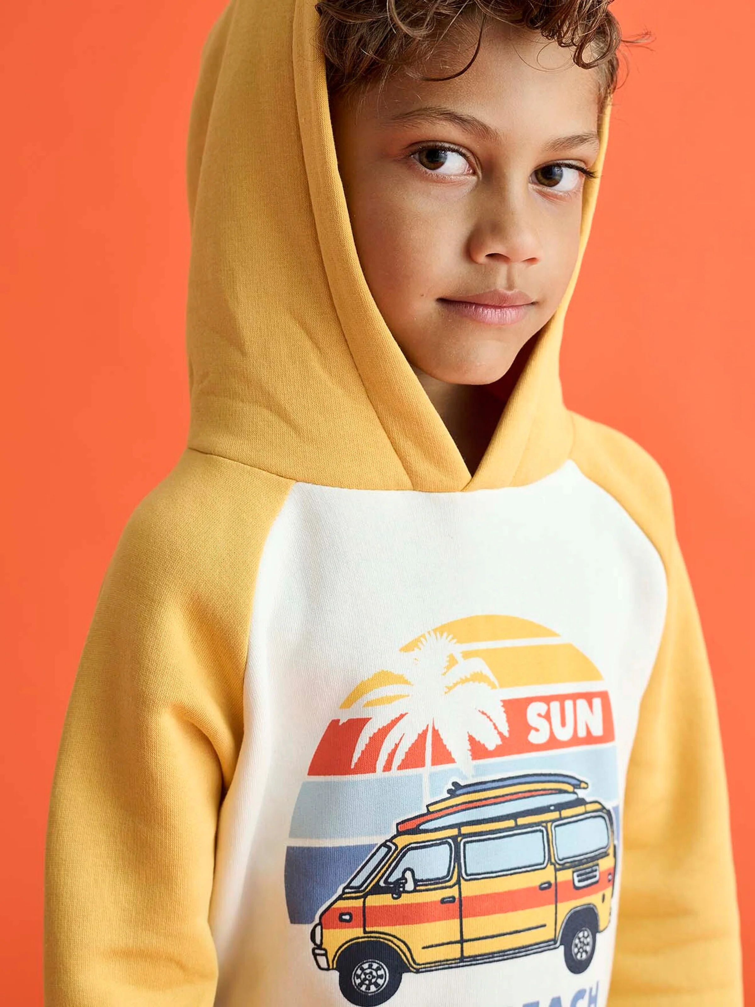 Vertbaudet Jungen Kapuzensweatshirt mit Surfer-Print gelb