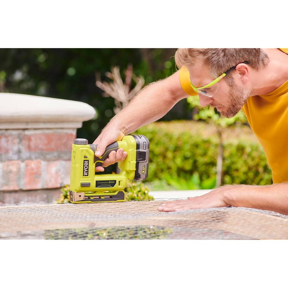 RYOBI - Agrafeuse 18V - agrafes dos 9,4 mm, longueur 6,35 mm à 14,3 mm - chargeur 90 agrafes - Livrée avec agrafes et crochet de maintien - R18ST50-0 : Bricolage