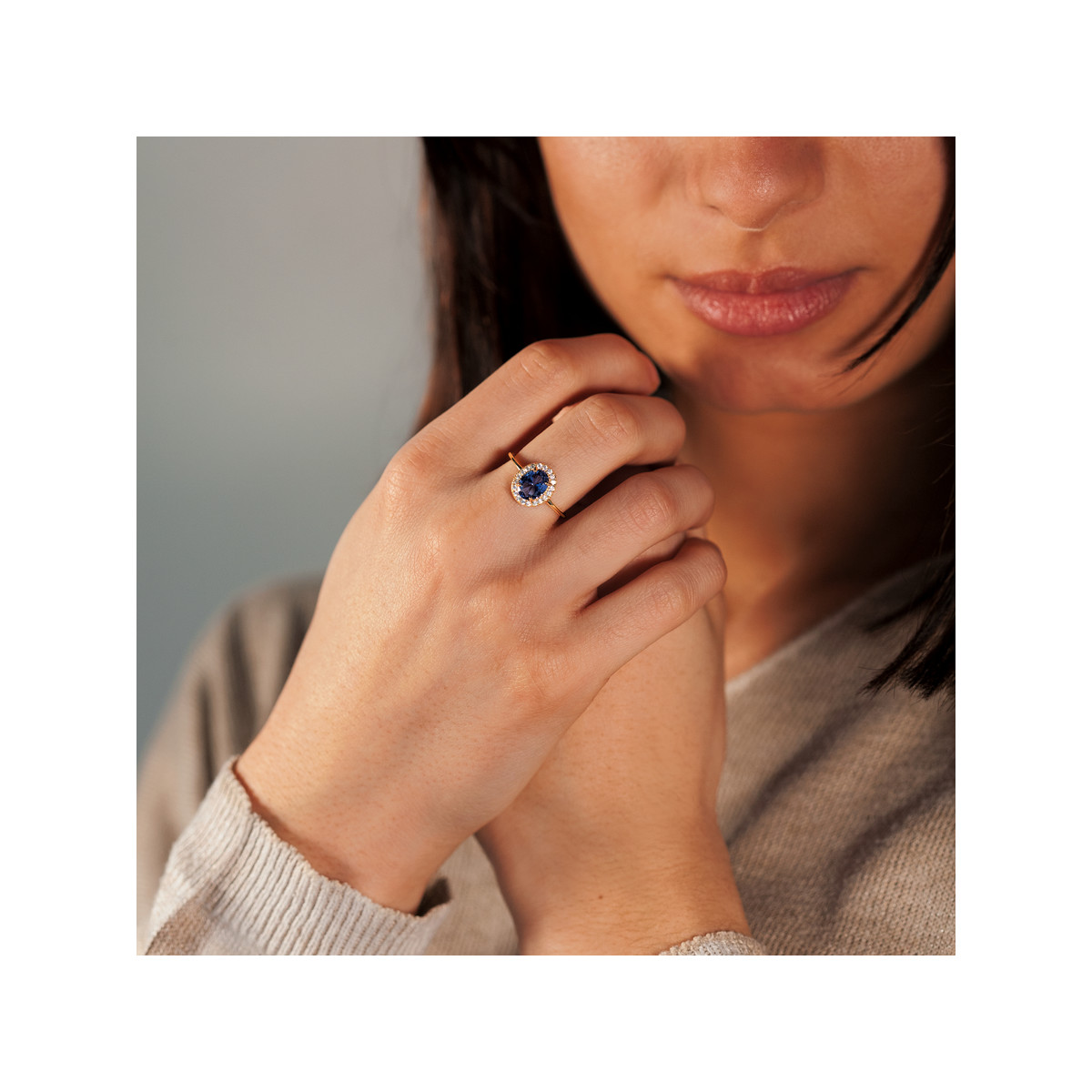 Bague plaqué or ovale pierre imitation bleue et zirconias
