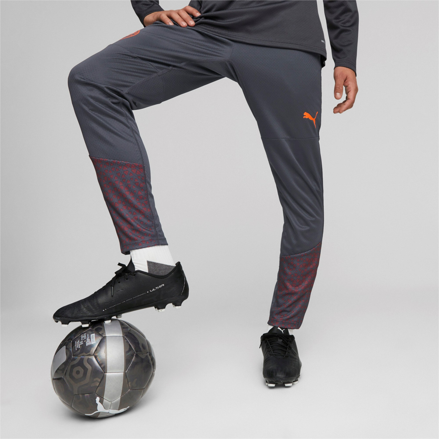 PUMA Manchester City Trainingsbroek 2023-2024 Donkergrijs Rood Oranje