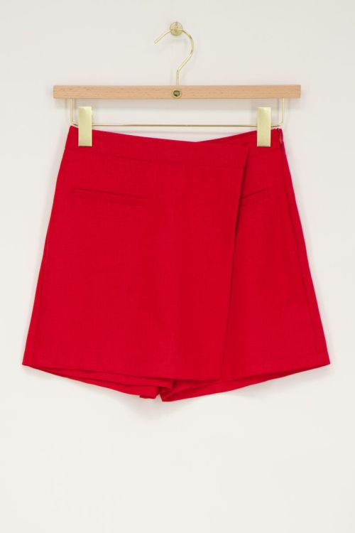 Rode skort met overslag