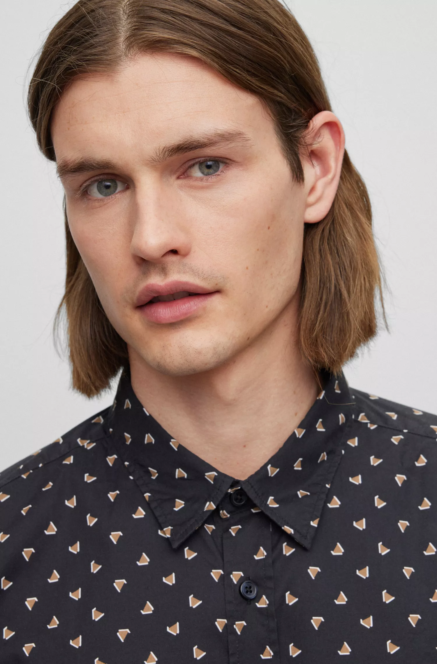 Camisa BOSS preta de corte slim em algodão elástico estampado.