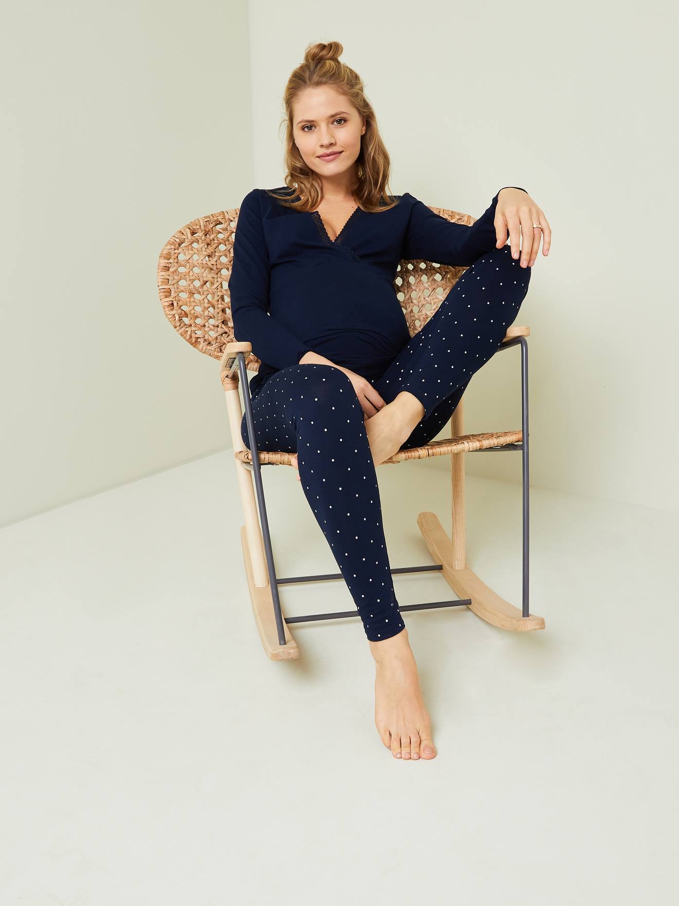 Conjunto de duas peças com pijama de maternidade e amamentação na cor argila.