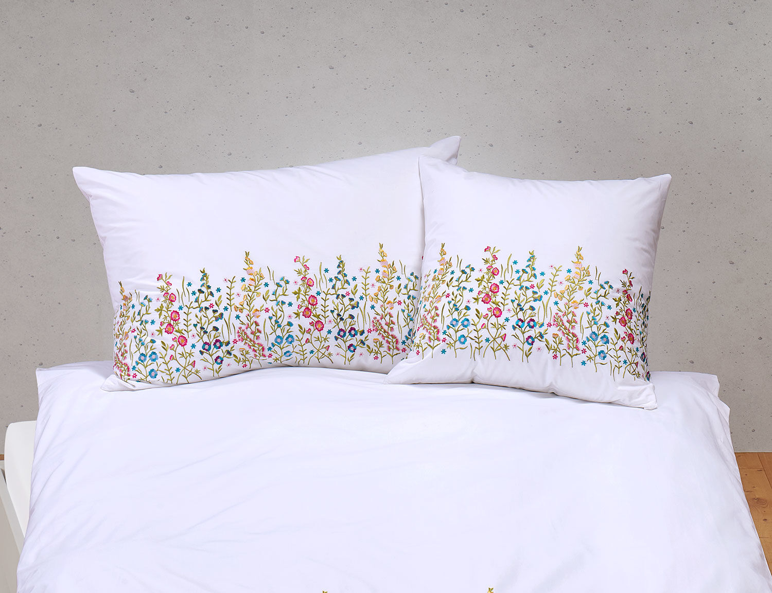 Bettwäsche mit bunter Blumenstickerei