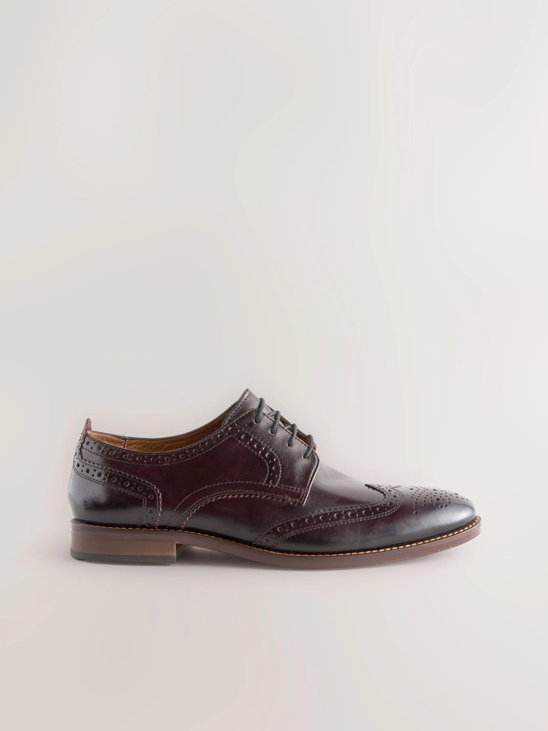 Bordeauxrood - Standaard pasvorm - Brogues van leer met contrasterende zool