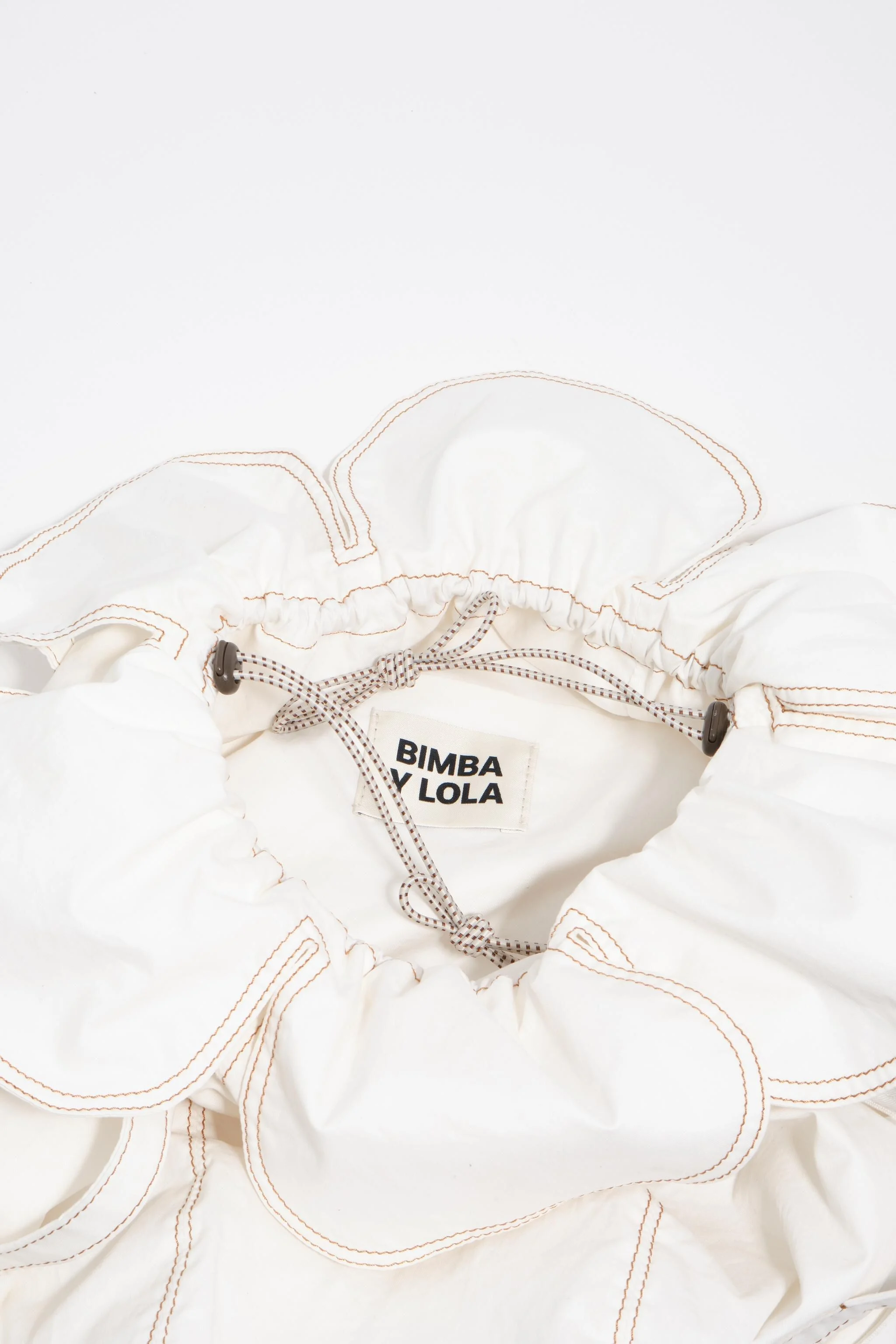 Bolsa Pétalo grande, branca e trançada