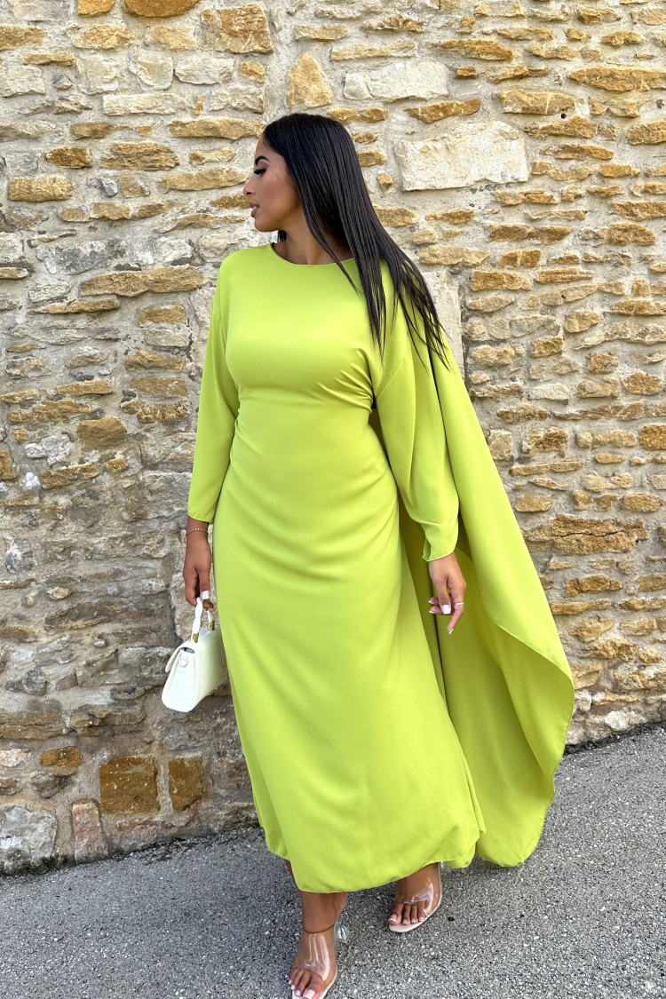 Robe verte ceinturée à empiècement cape