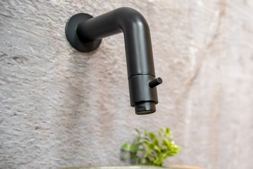 Saniclear Seba fonteinset met eiken plank, rivierstenen waskom en zwarte kraan voor in het toilet