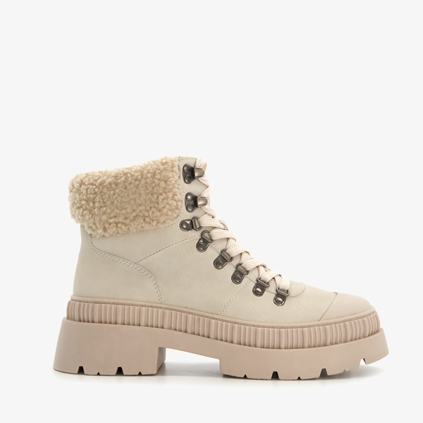 Blue Box dames veterboots beige met chunky zool