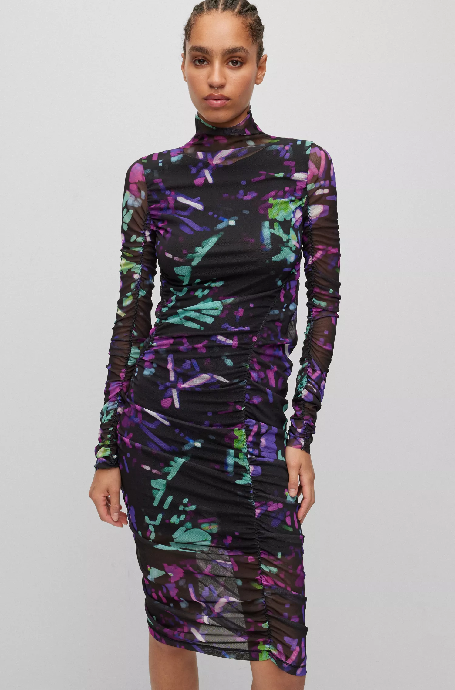 Vestido BOSS laranja com gola alta em tule estampado com detalhes franzidos.