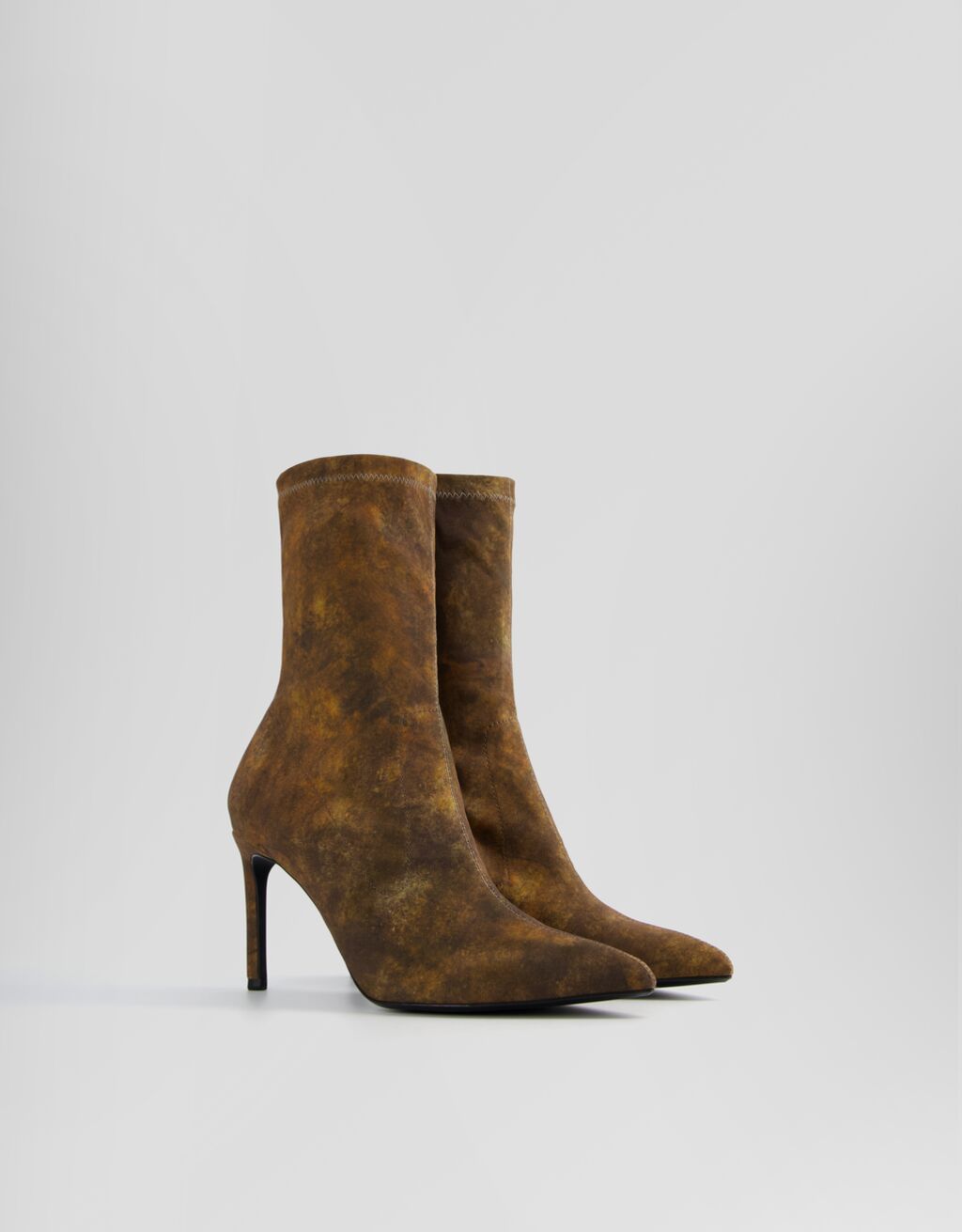 Botas de cano curto com salto alto e estampa efeito ferrugem.