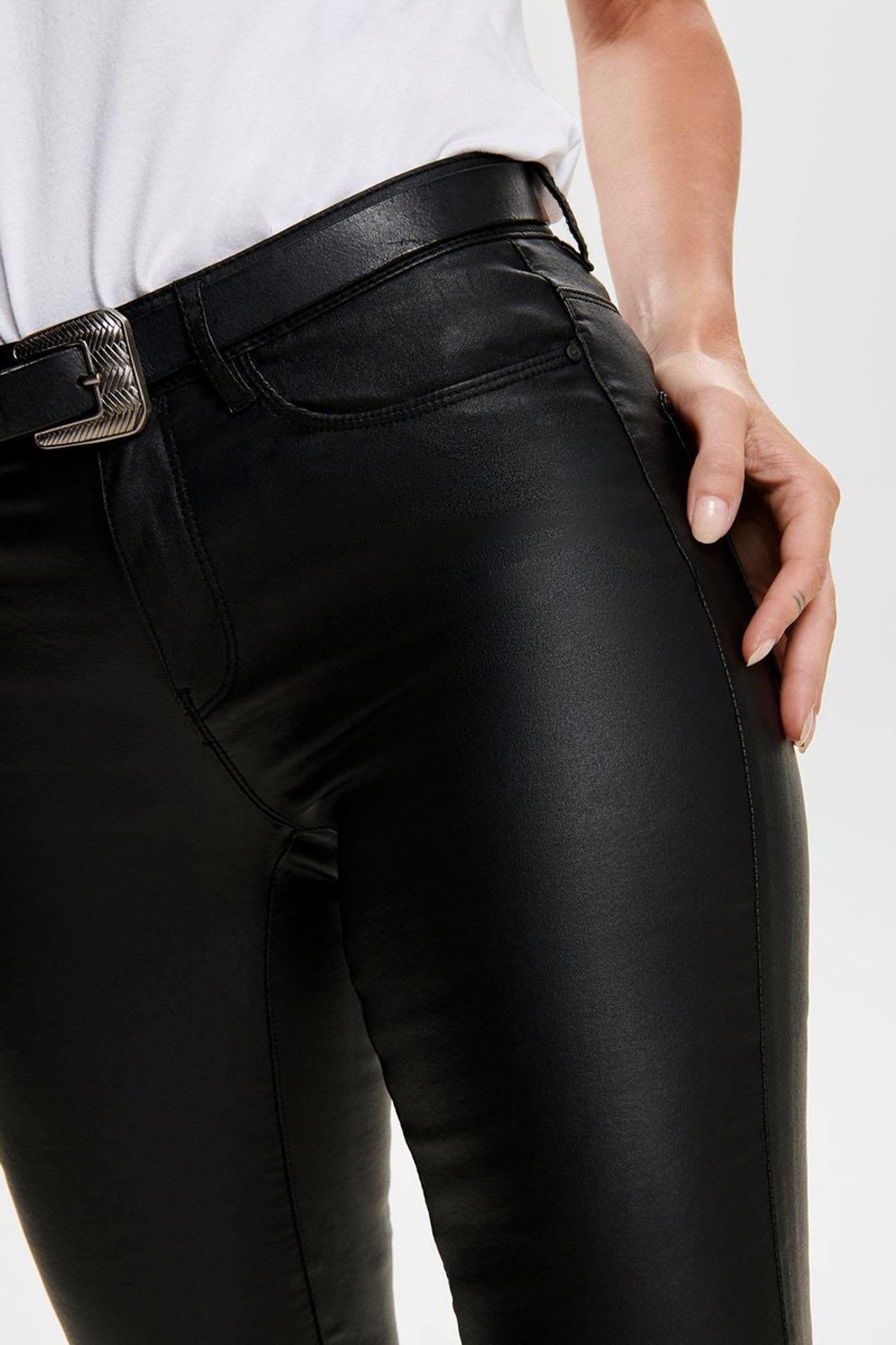 Calças skinny de couro sintético