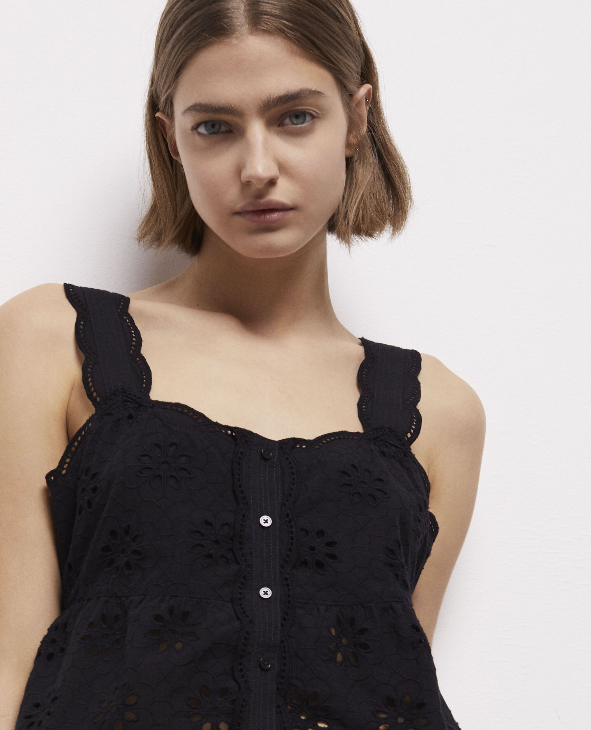 Top court noir en Broderie Anglaise