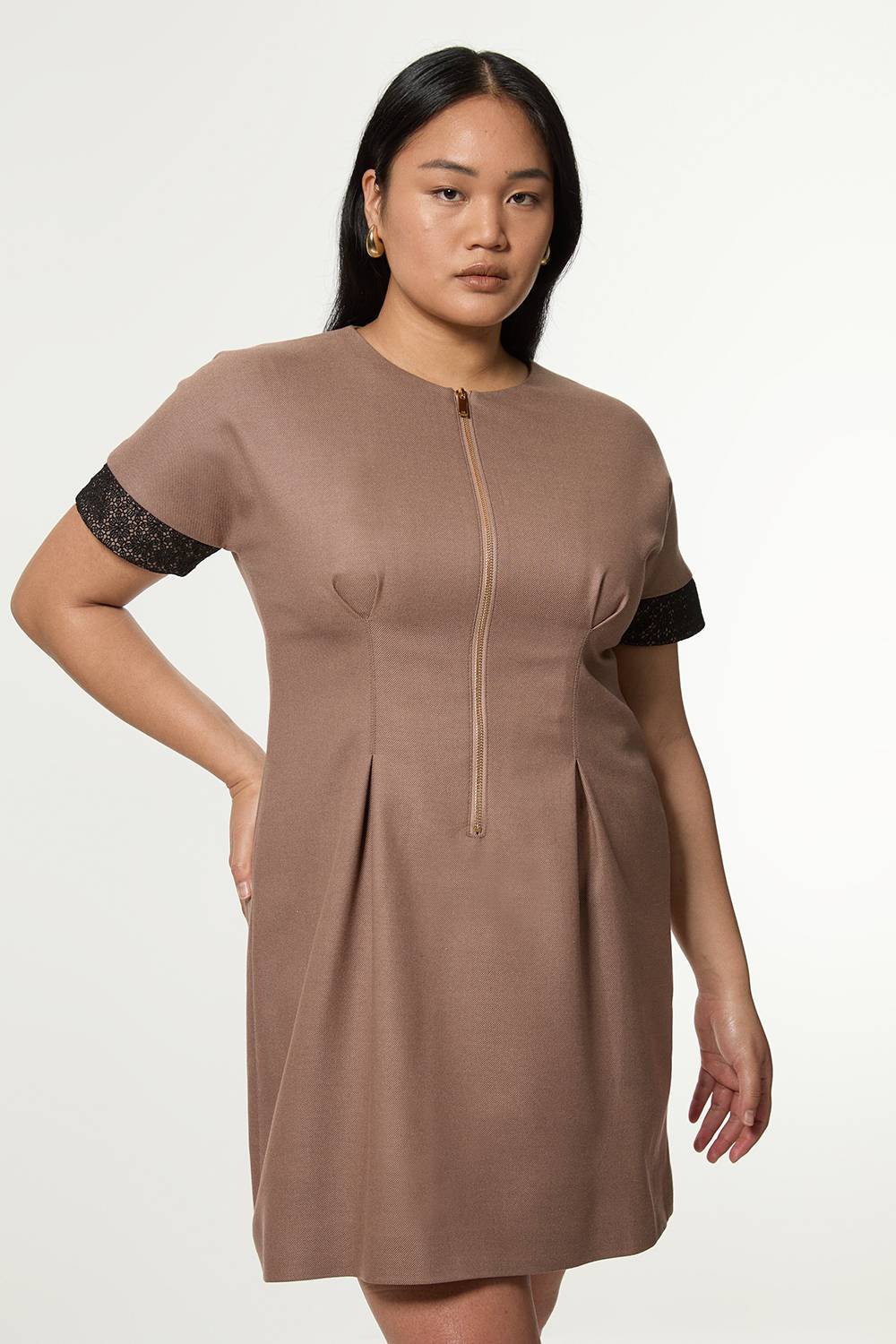 KarenMillen Robe mini grande taille sur mesure en sergé et mélange de dentelle à zip frontal