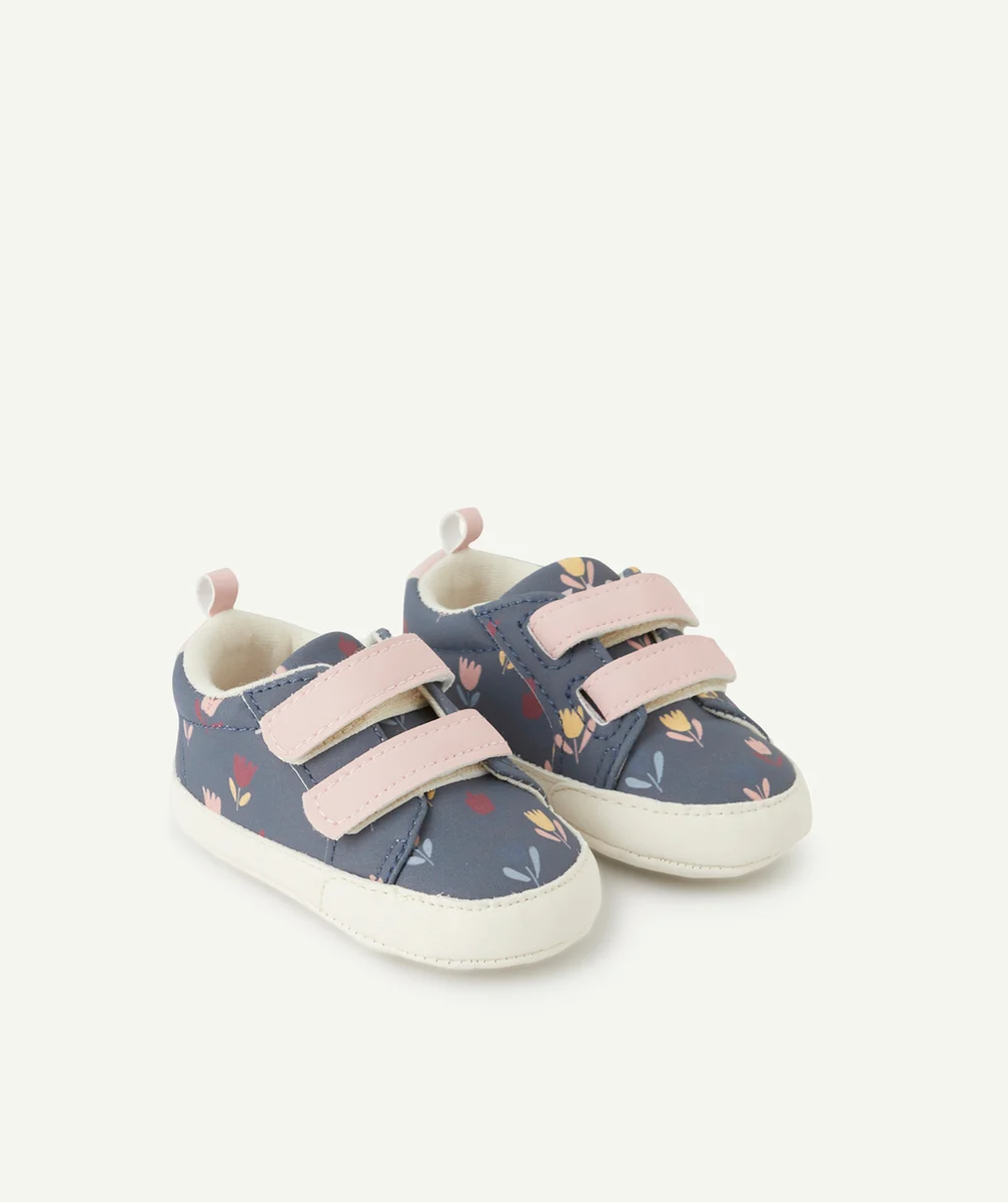 CHAUSSONS STYLE BASKETS BÉBÉ FILLE BLEUS ET IMPRIMÉ FLEURI