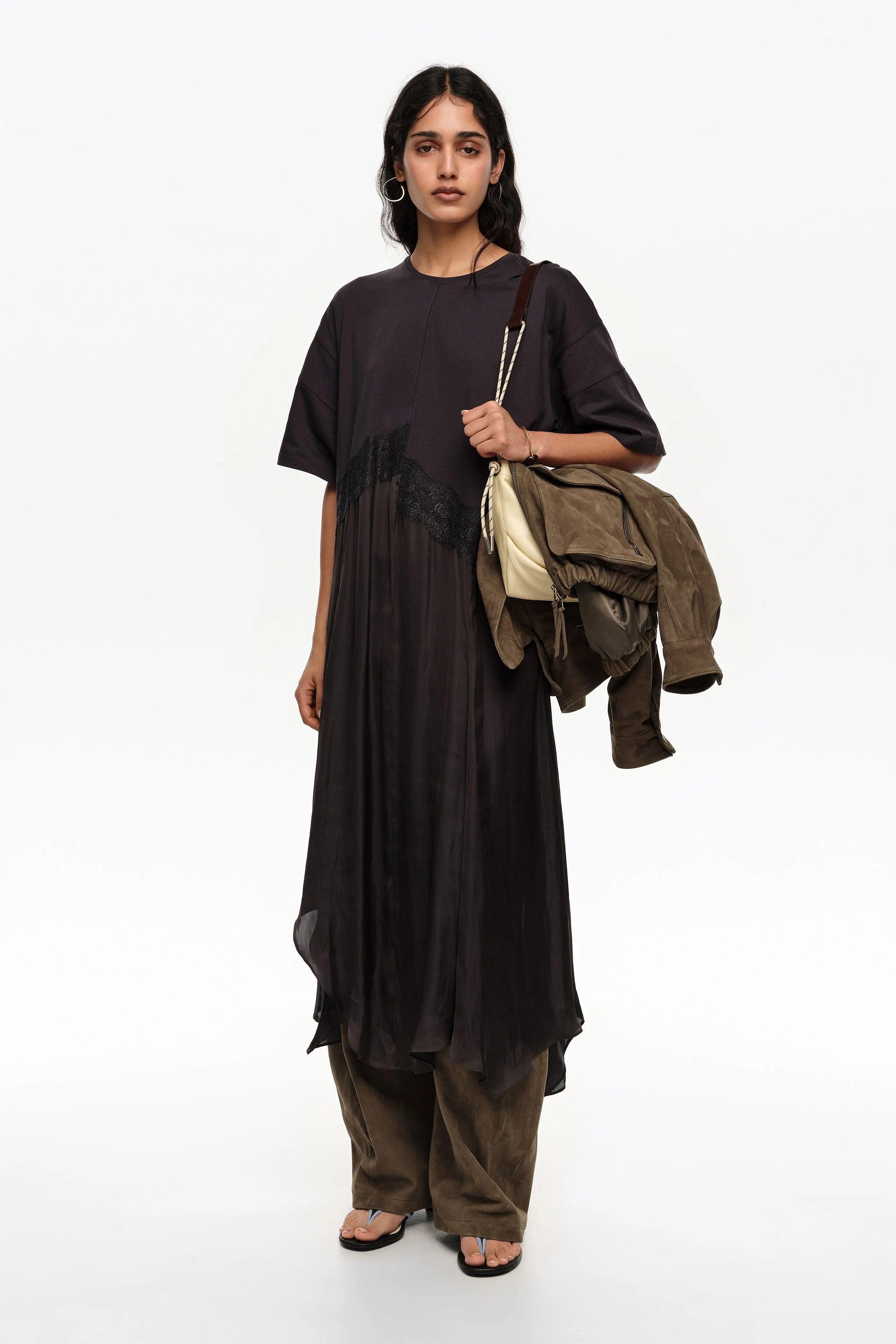 Vestido preto assimétrico de dois materiais