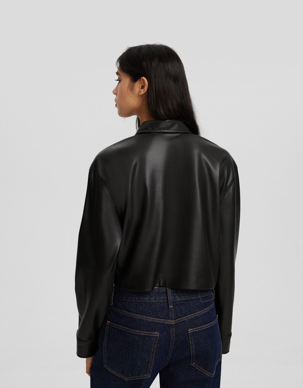 Camisa cropped de manga comprida em couro sintético com zíperes