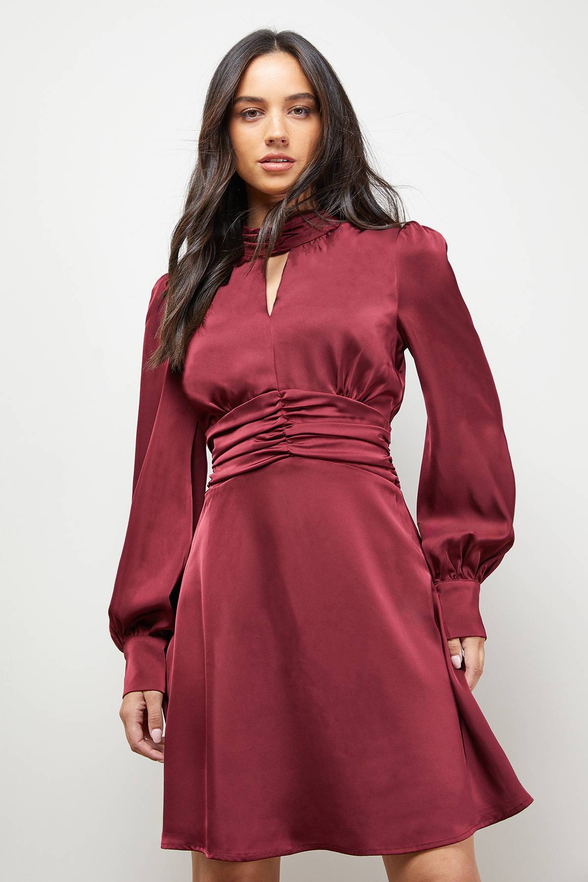 Oasis Robe Mini en Satin à Taille Froncée, Col Montant et Manches Bouffantes