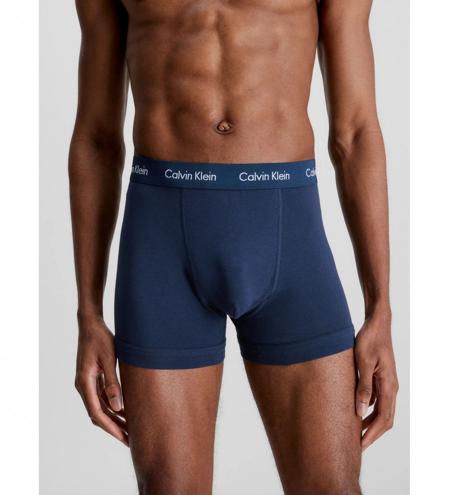 Cuecas boxer Calvin Klein, pacote com 3 unidades, em algodão stretch, nas cores azul e preta.