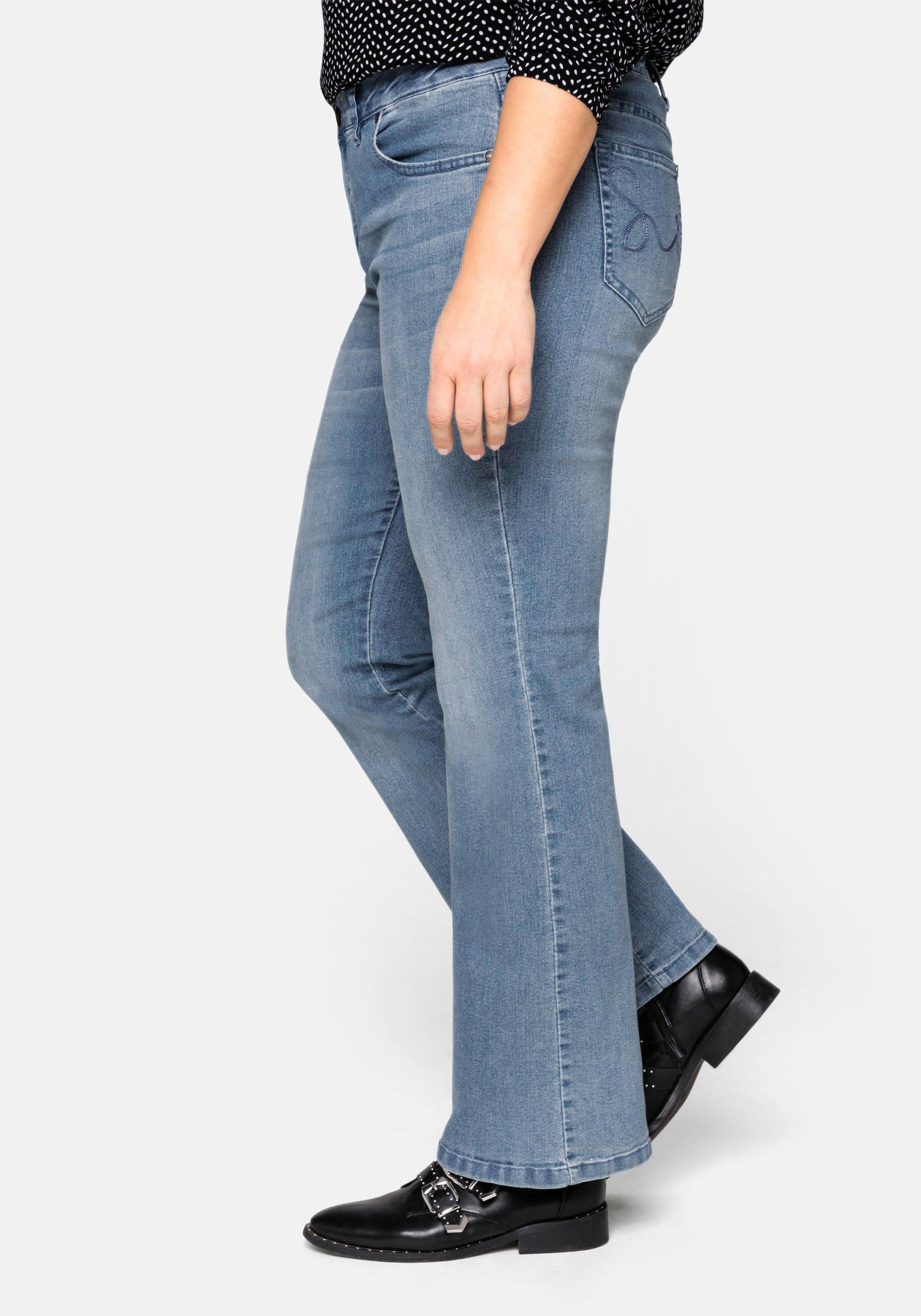 Bootcut-Jeans in 5-Pocket-Form, mit Used-Effekten