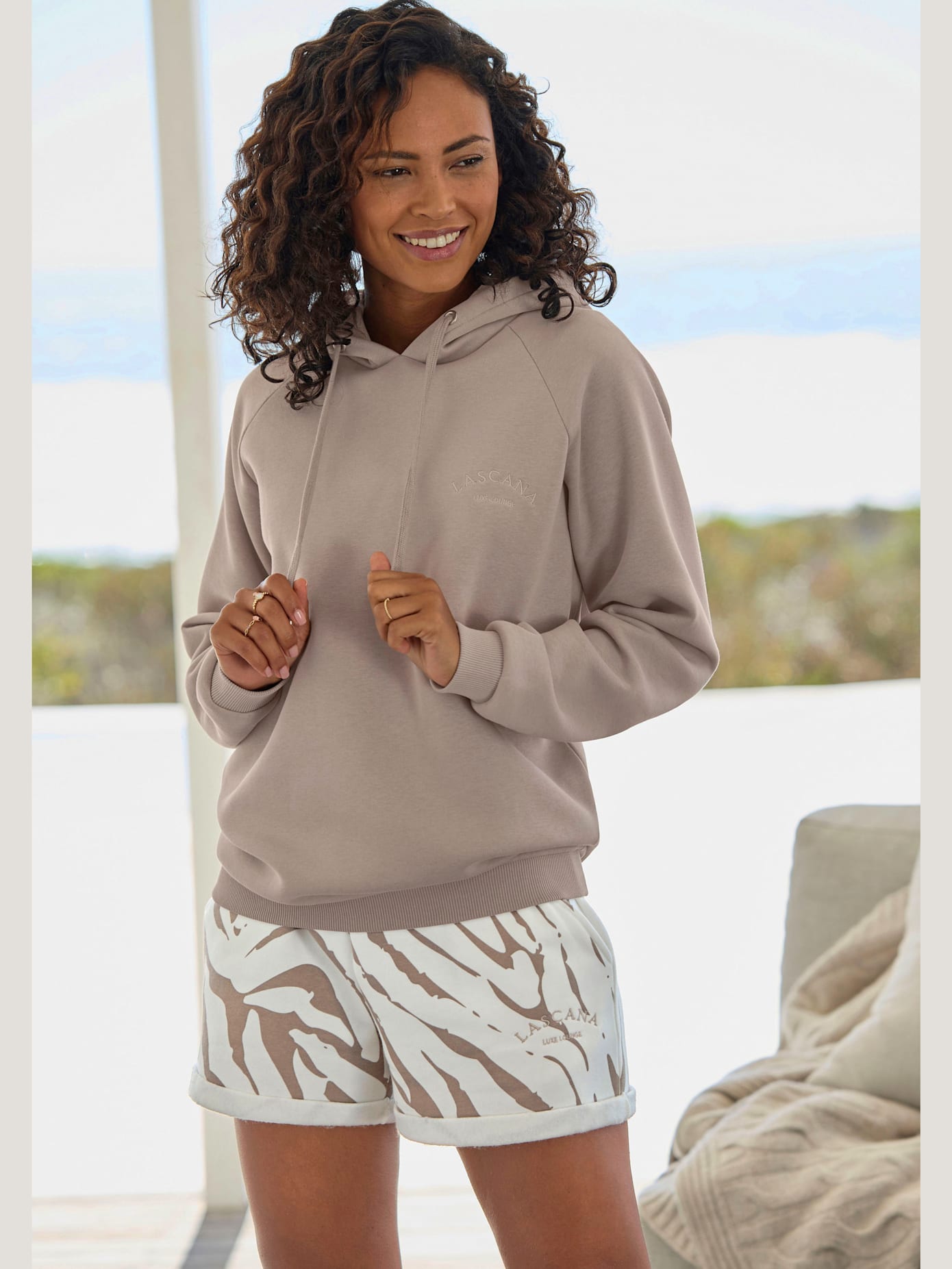 Sweatshirt à capuche avec logo brodé