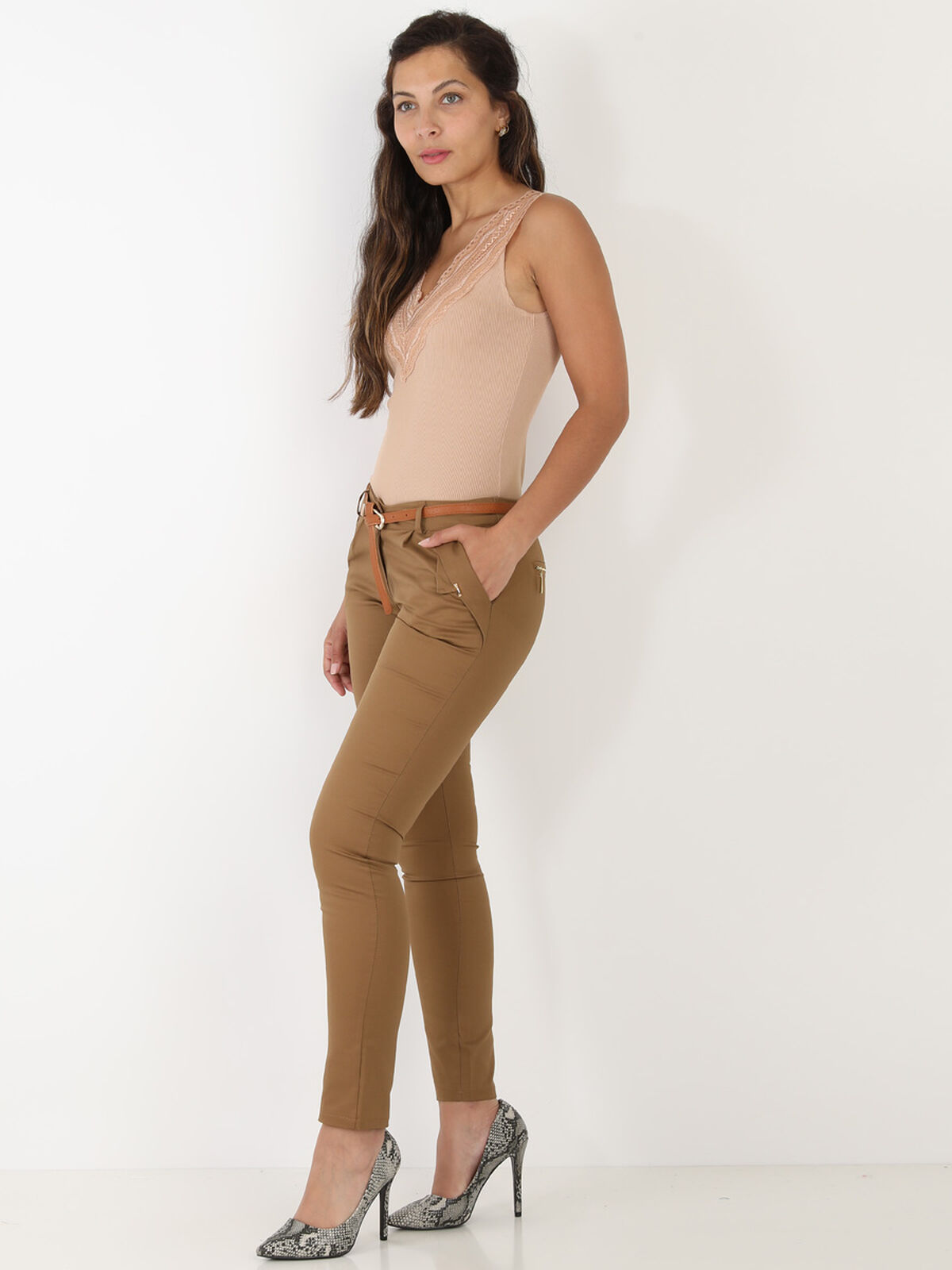 Top moulant à décolleté en dentelle- Beige