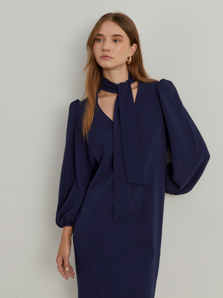 Vestido curto com laçada e mangas abalonadas