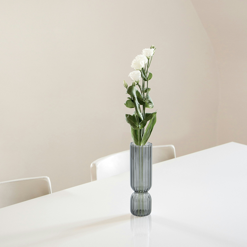 Vase strié noir