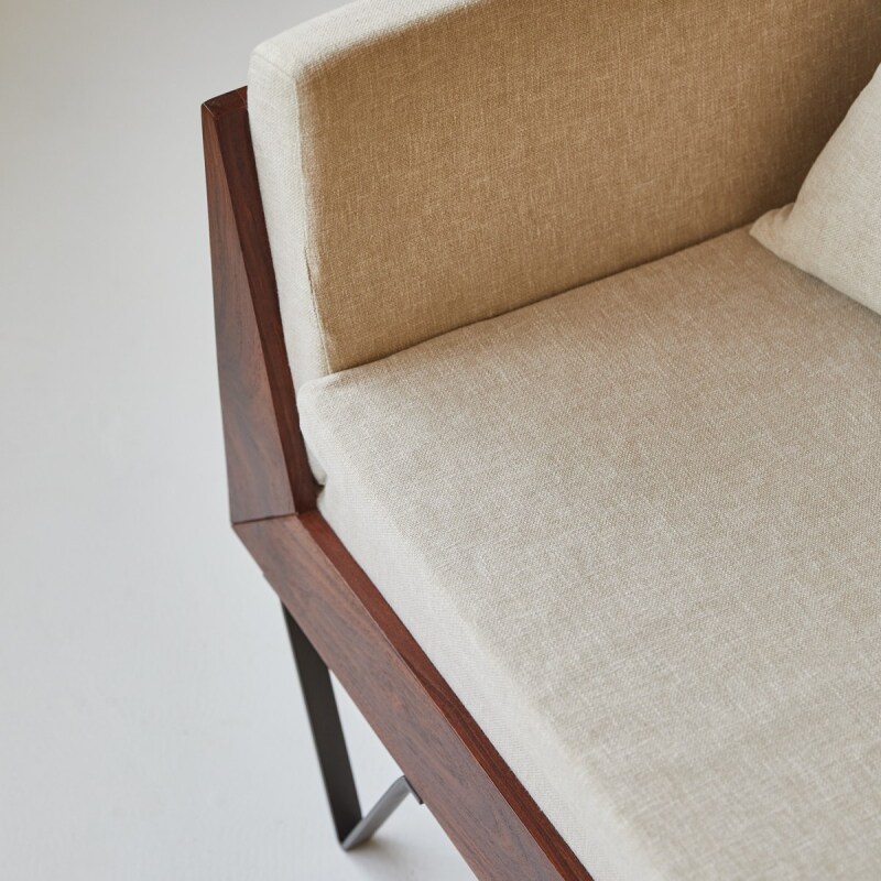 Fauteuil Metric en palissandre massif et tissu beige