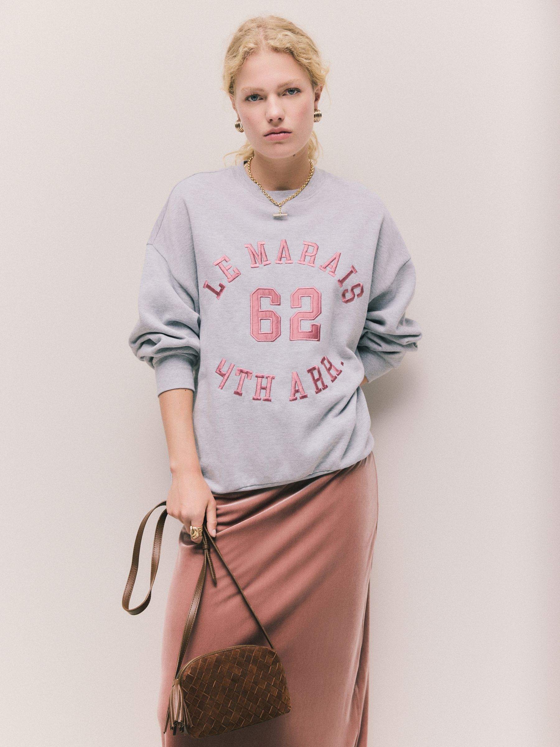 Grijs - Grafisch satijnapplicatie 'Le Marais' City sweatshirt met lange mouwen en ronde hals