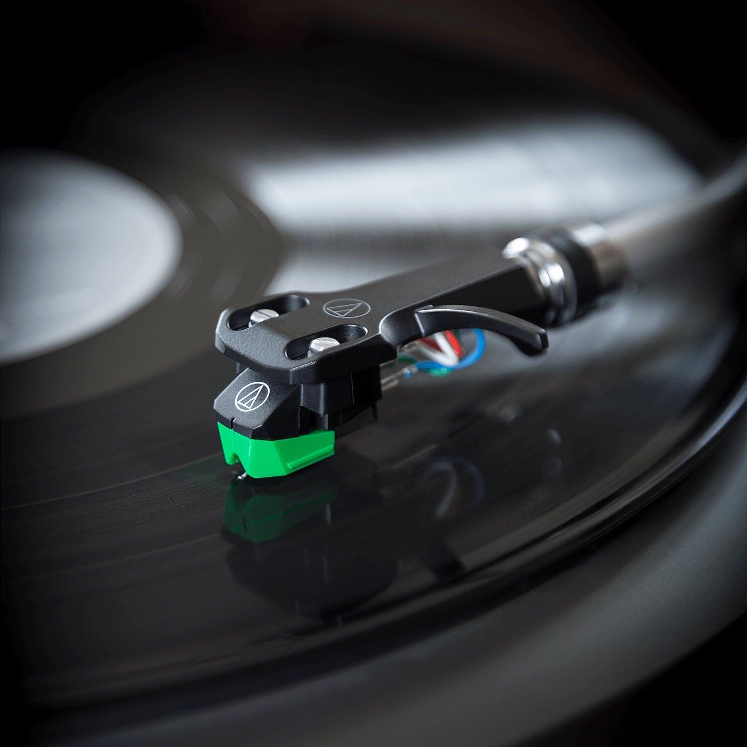 Audio Technica AT-VM95E/H MM cartridge gemonteerd op headshell, elliptische stylus