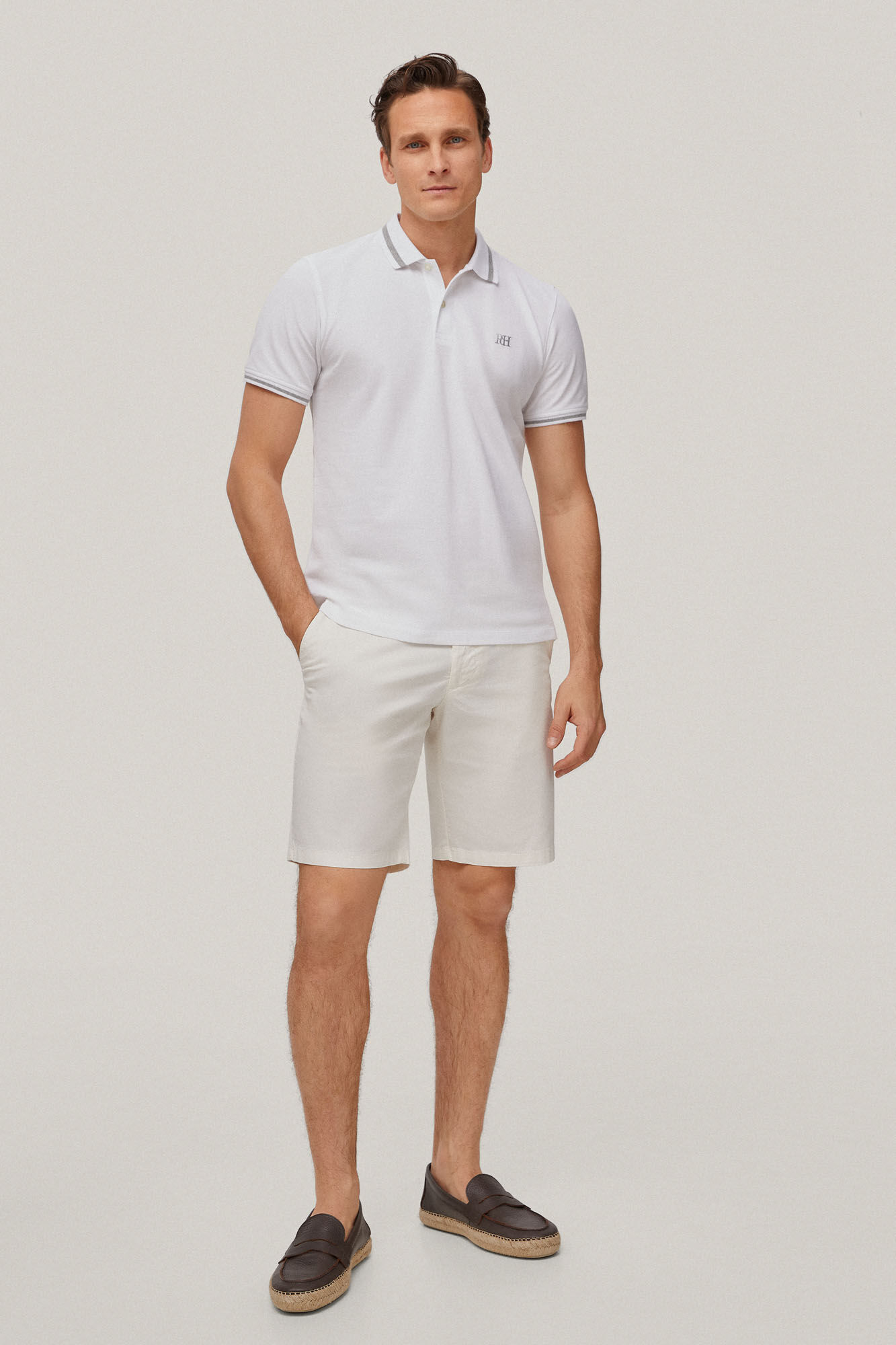 Camisa polo com gola pontuda e logotipo na cor branca.