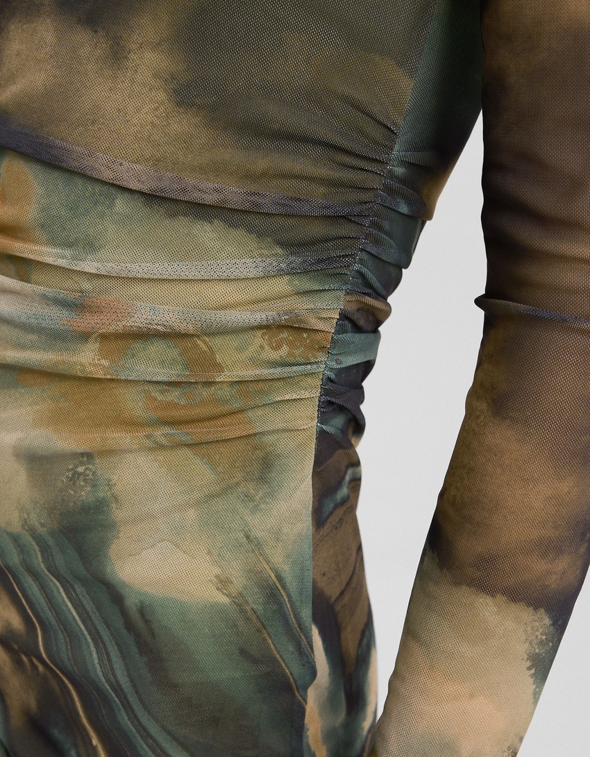 Vestido longo com estampa tie-dye e mangas compridas.