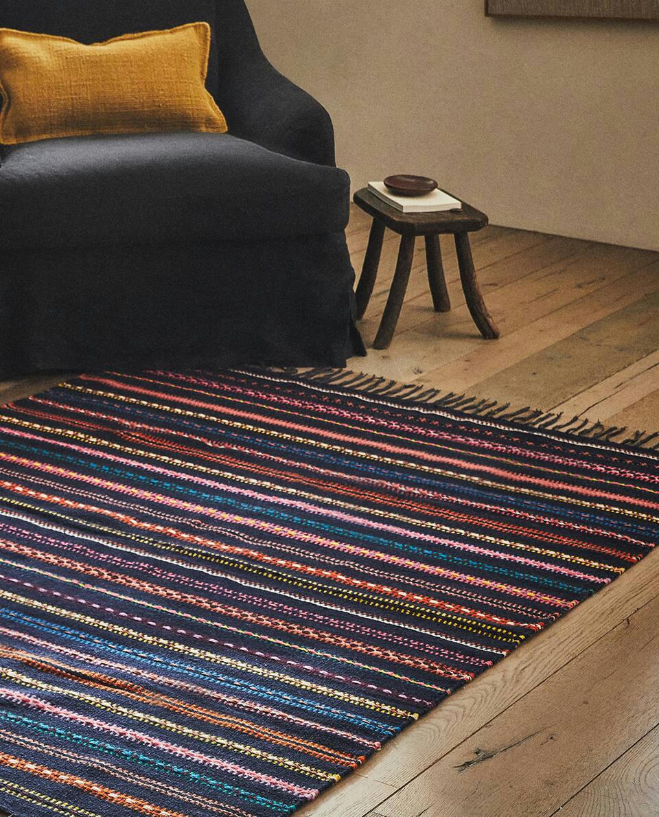 TAPETE DE LÃ COM LISTRAS MULTICOLORIDAS
