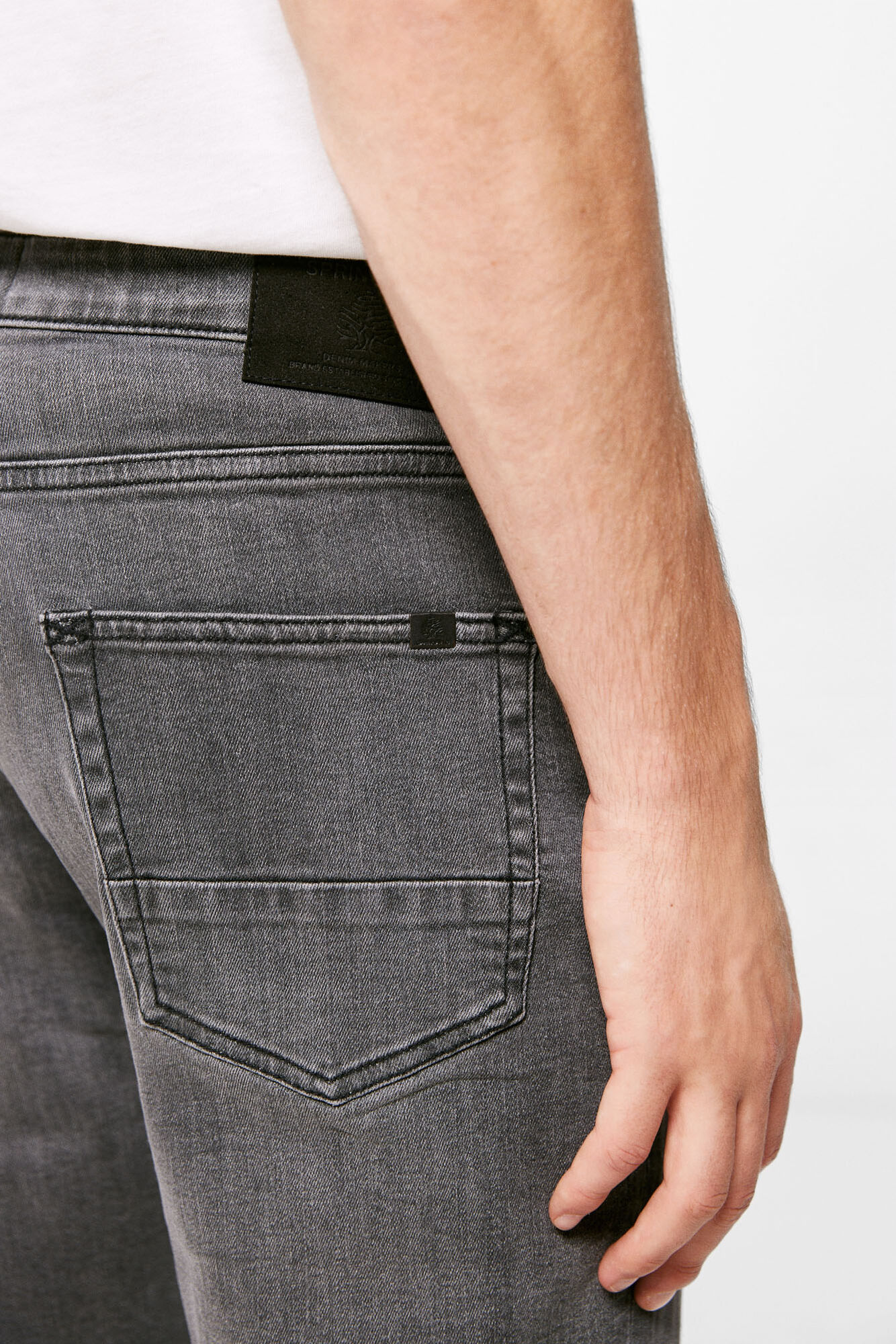 calça jeans slim de lavagem cinza escuro