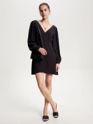 Vestido curto com decote em V, modelagem acinturada e evasê