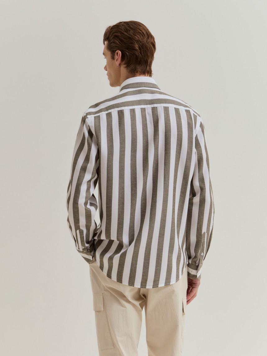 Camisa slim fit às riscas em liocel e linho